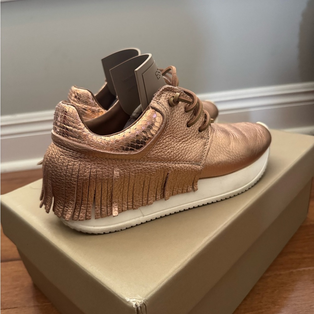 ESSEutESSE Rose Gold Sneakers with Fringe Detail SIZE 6 - Picture 3 of 3